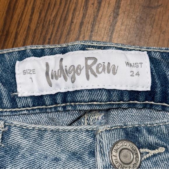 NWT Indigo Rein Faded Shorts with rhinestone accents. Size 1, Waist 24 - Picture 3 of 6